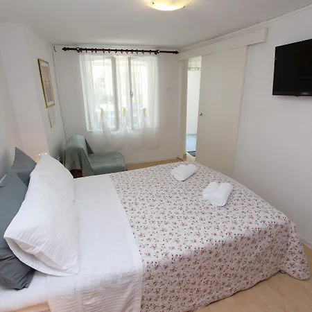 Lauschiges Studio-apartment Nur 5 Gehminuten Zum Zentrum Von - Mit Privatparkplatz Apartment *